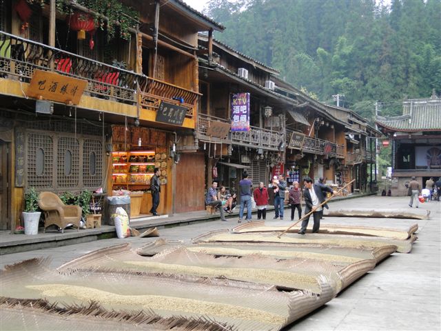 Centre of
                                                    ancient town of
                                                    Shangli drying
                                                    grain